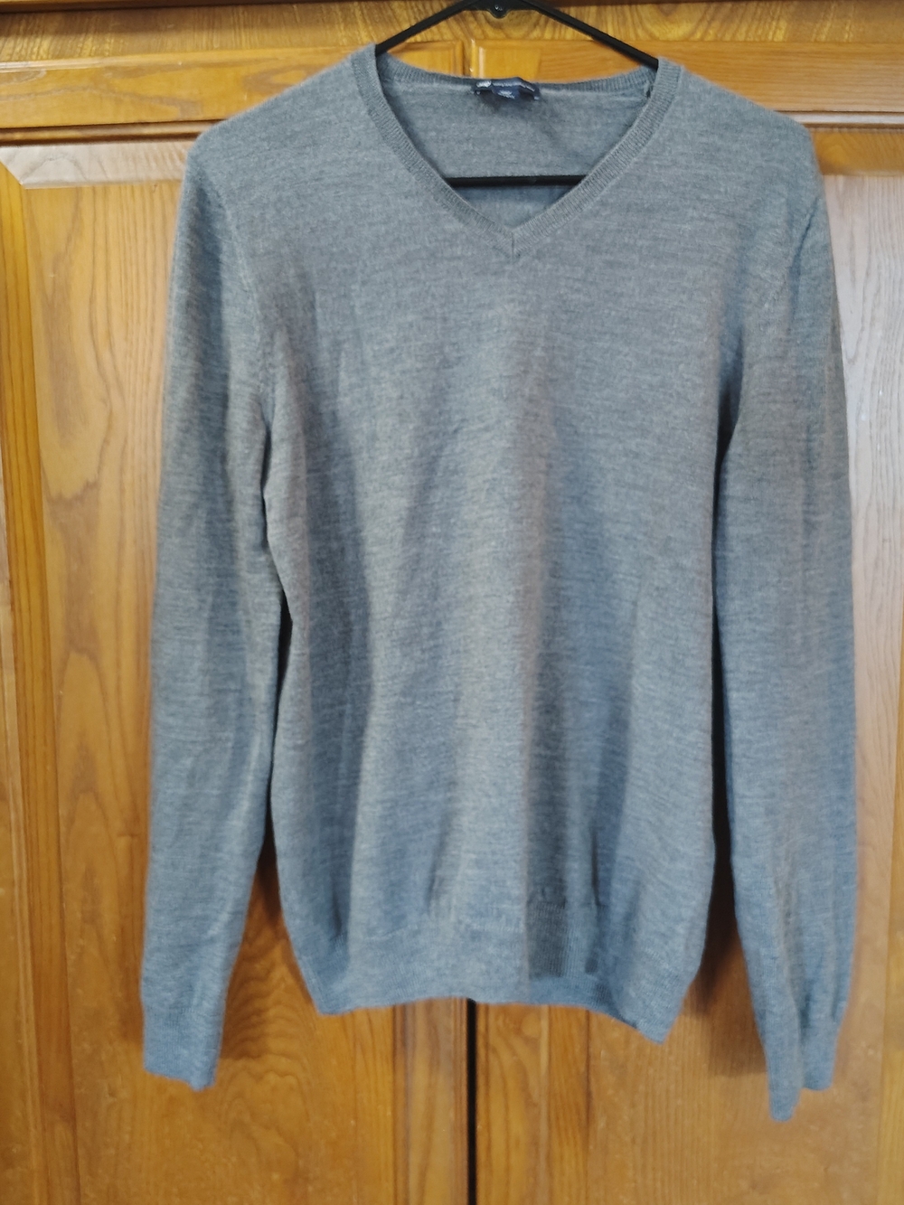 GAP Women's Extra Fine Merino Wool V-Neck Sweater in Heather Gray Size Medium